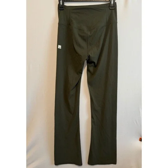 Women's Vuori "AllTheFeels" Slim Flare Forest Green Leggings Size Medium - Picture 2 of 3